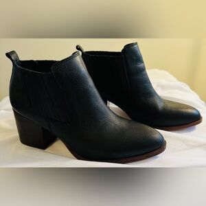 Isola Women’s Olicia Black Leather Western Style Heel Booties Size 6.5M